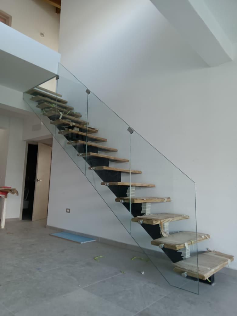 Proyecto residencial — Escalera flotante con vidrio