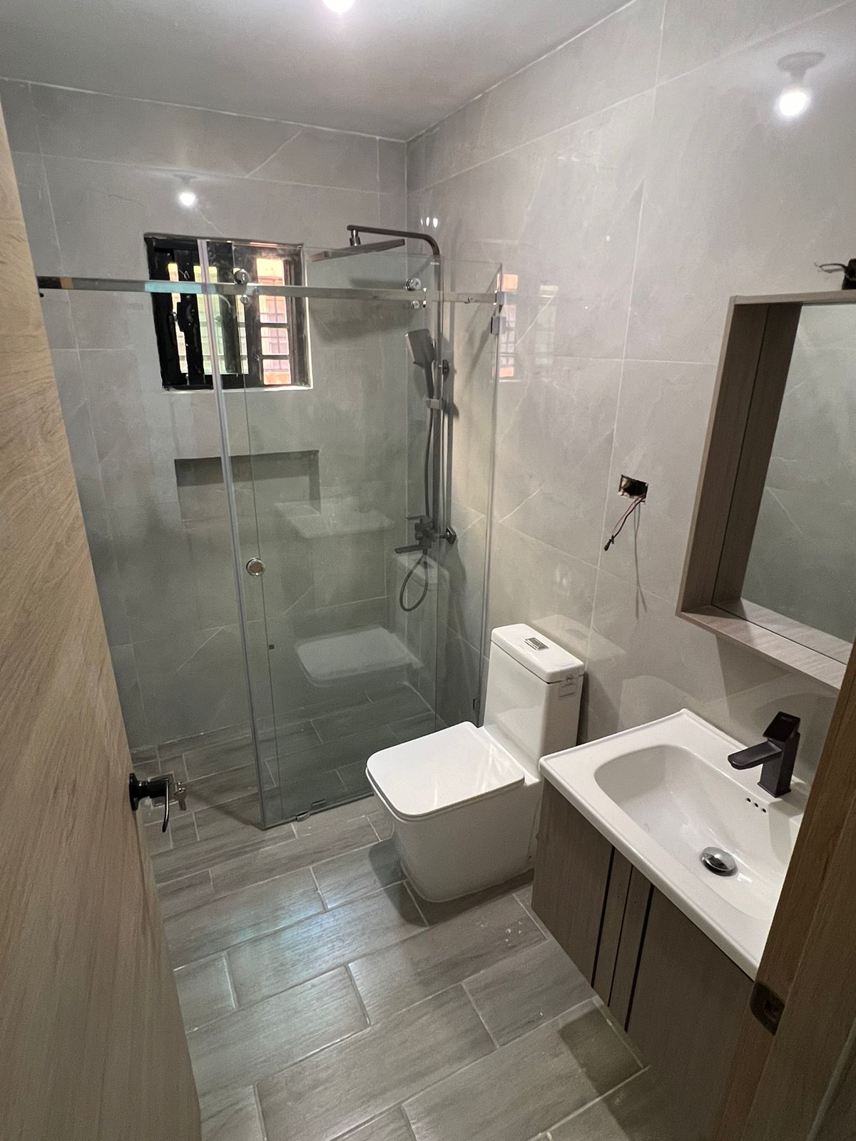 Mampara de vidrio templado — Baño