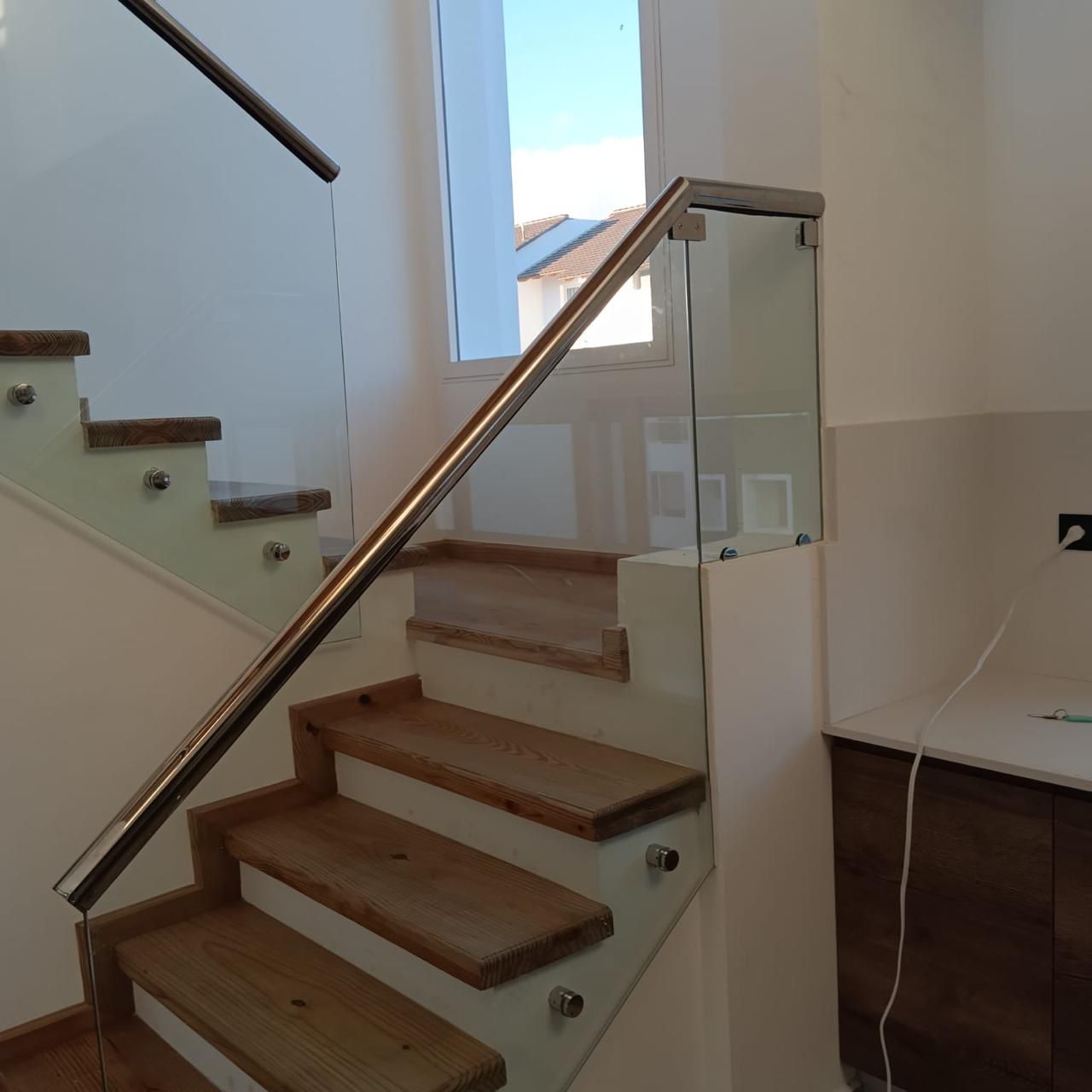 Escaleras y barandas en vidrio templado